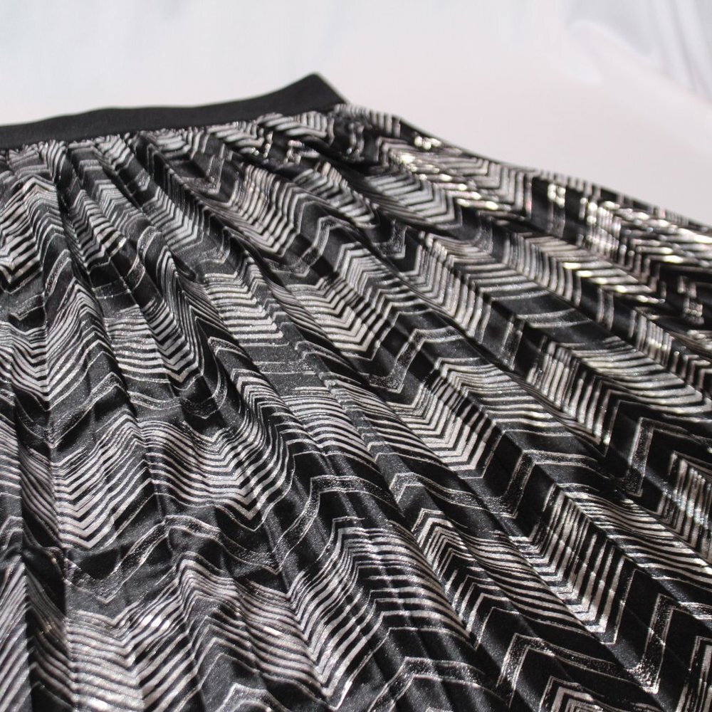 LulaRoe Jill Black Silver Metallic Chevron Zig Zag Pleated Skirt